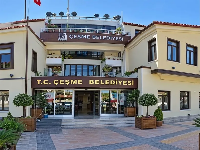 cesme-belediyesinde-rusvet-sorusturmasi-70-bin-tllik-pazarligin-goruntuleri-ortaya-cikti-1791369098799.jpeg