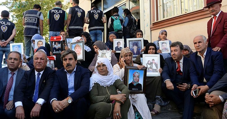 Aşiret liderleri ve kanaat önderleri evlat nöbetindeki aileleri ziyaret etti