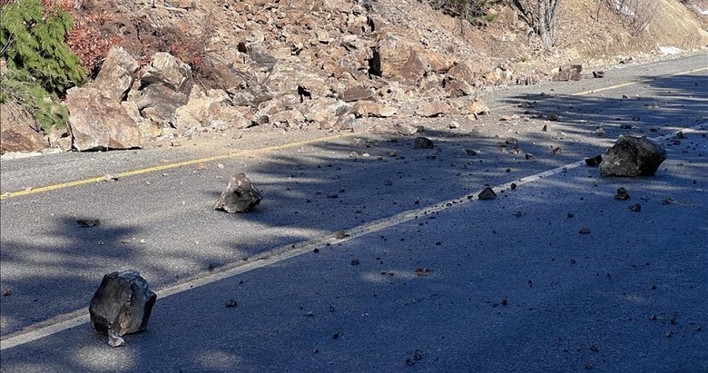 Kütahya’da toprak kayması nedeniyle kara yoluna düşen kayalar ulaşımı aksattı