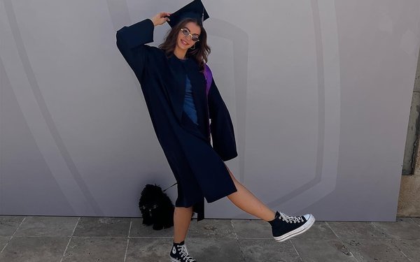 Burcu Özberk üniversiteden mezun oldu