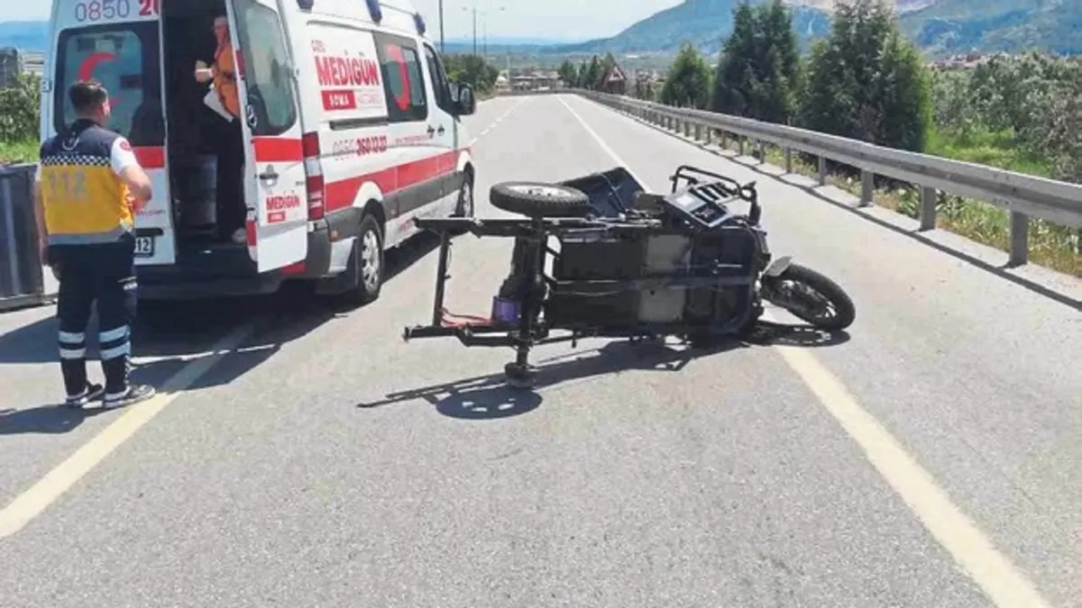 Kırkağaç’ta elektrikli motosiklete TIR çarptı