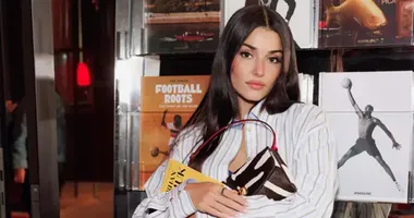 Hande Erçel’in kombininden çok kitapları konuşuldu