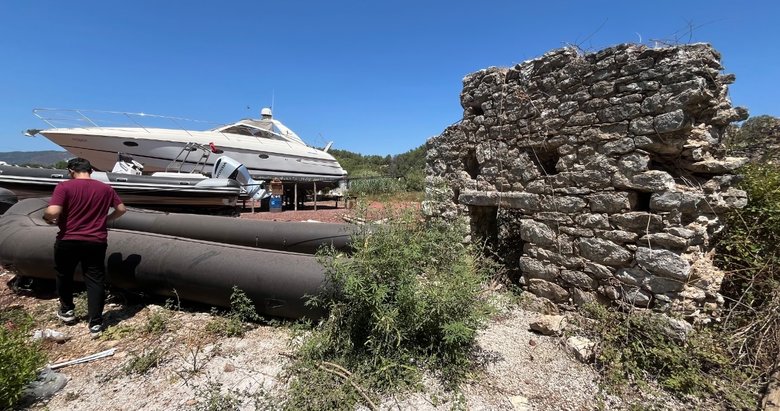 Marmaris’te tarihe ihanet! Tekneleri tarihi kiliseye bağladılar