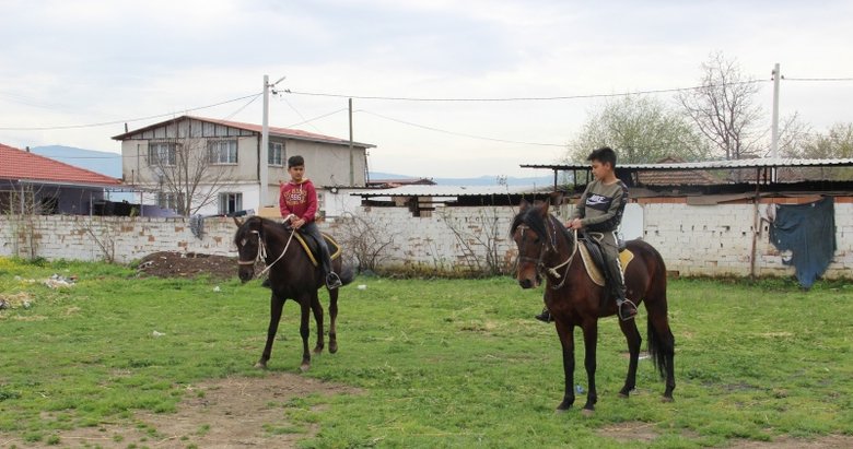 O köyde çocuklar atlarla geziyor