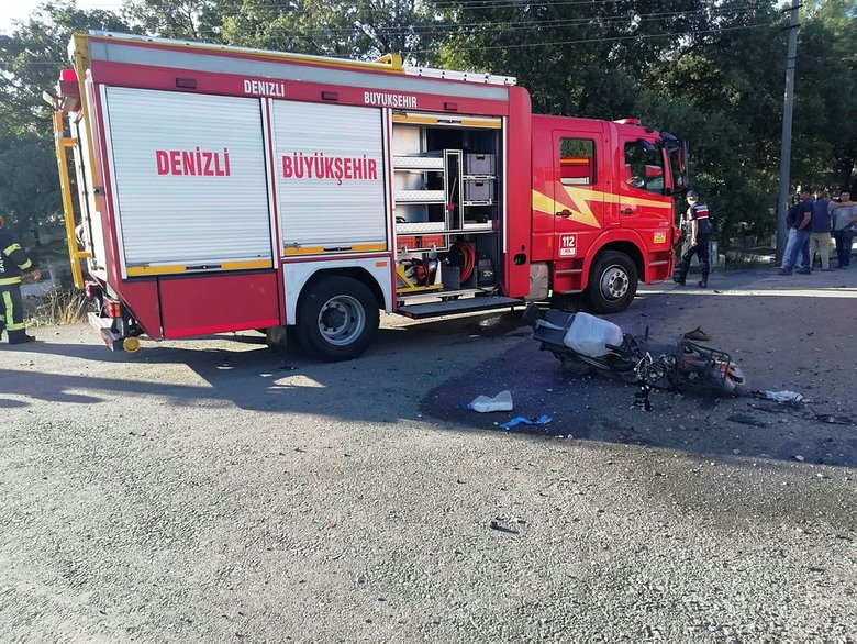 Motosikletle çarpışan otomobil mezarlığa uçtu: 3 ölü