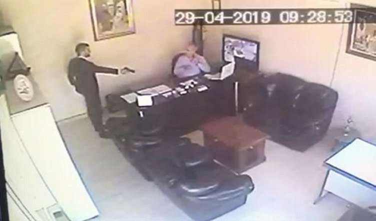 Denizli’de tabancalı saldırgana sopayla direndi