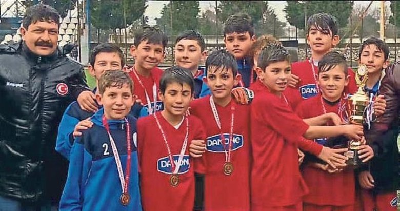 Futbolda şampiyon Turgutlu Gazi Okulu