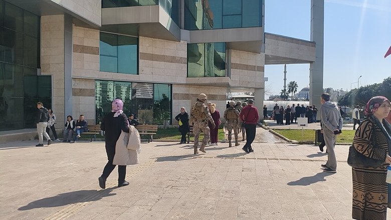 Son dakika: Kepez Kaymakamlığı binasında silah sesleri