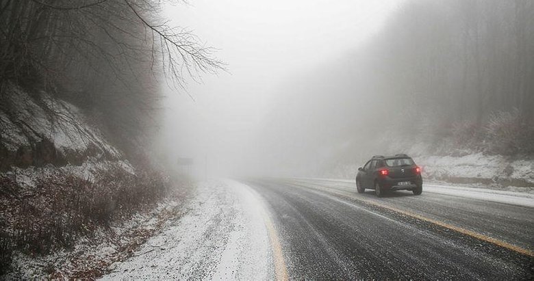 Domaniç Dağları mevsimin ilk kar yağışıyla beyaza büründü! Sürücüler zor anlar yaşadı