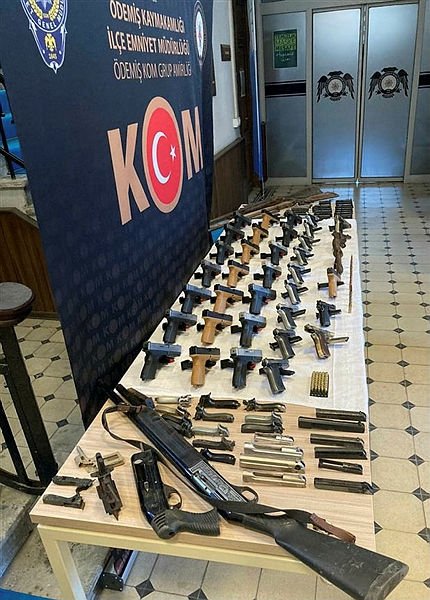 İzmir’de silah kaçakçılığı operasyonu: 2 gözaltı