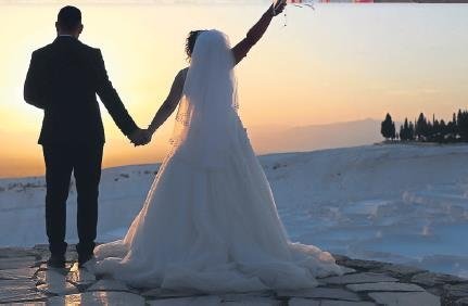 Düğün pozu için Pamukkale’ye geliyorlar