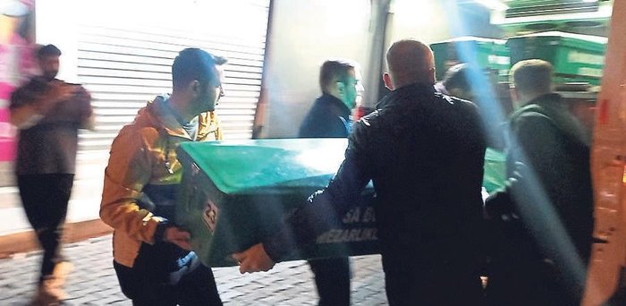 Boşanmak isteyen eşini bıçaklayarak katletti