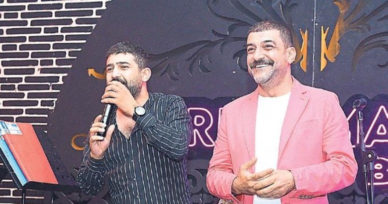 Kızına yazdığı şarkıyı oğluyla söyledi