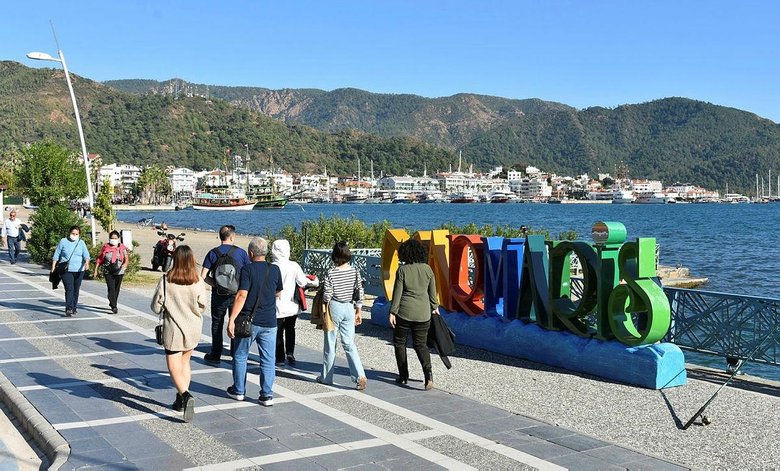 Marmaris’te ’pastırma yazı’ keyfi; denize girip, plajda eğlendiler