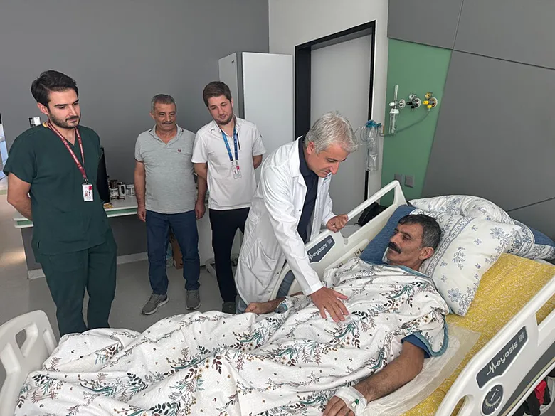 izmirde-6-yillik-ihmalin-bedeli-agir-oldu-karnindan-25-kiloluk-kitle-cikti-doktorlar-saskina-dondu-1788943533135.png