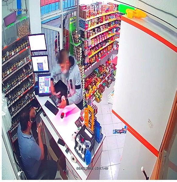 Babasına ait marketleri silah zoruyla soydu, tutuklandı