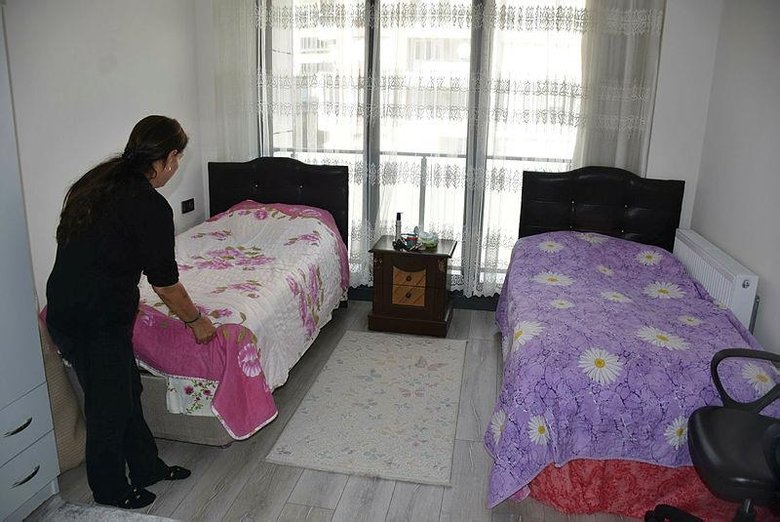 İzmir’de yeni konutlara yerleşen depremzede aile: Hayatta kaldığımız gün tekrar doğduk