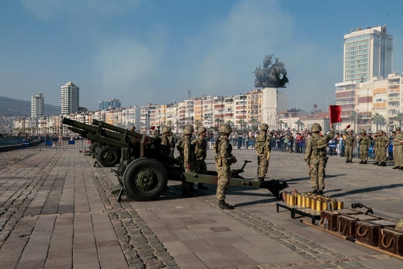 Başkan Erdoğan için İzmir’de top atışı
