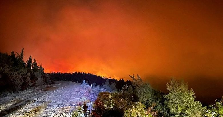 Marmaris’te gökyüzü kızıla boyandı! İzmir’den destek ekipleri gönderildi