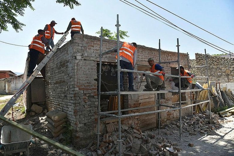 Menemen’deki tarihi çarşıda hummalı çalışma: Küllerinden doğacak