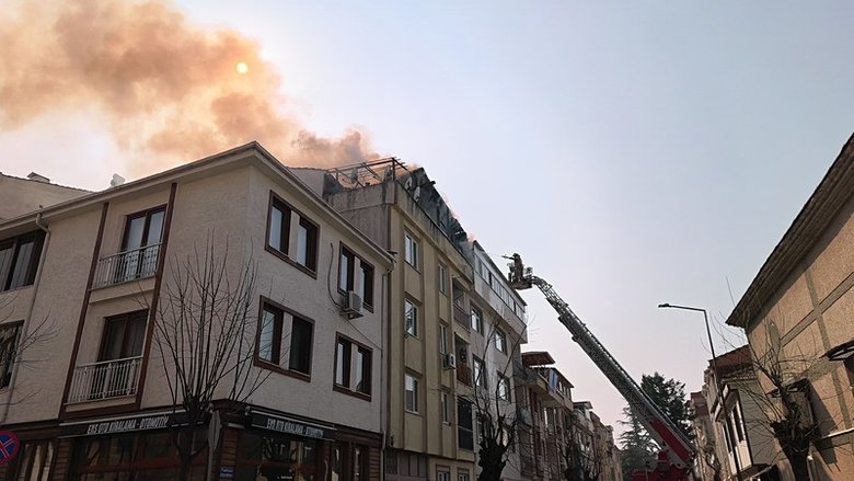 cati-katinda-yangin-cikti-korku-dolu-anlar-yasayan-kadin-balkona-kova-ile-cikip-yardim-istedi-1773414643301.jpeg