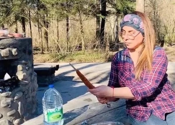 Ünlü türkücü Seher Dilovan şanı şöhreti arkasında bıraktı! Şimdi İsviçre’de köy hayatı yaşıyor