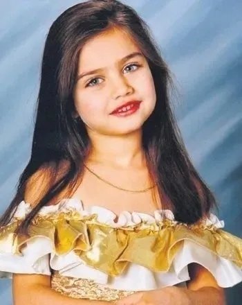 Çocukluk fotoğrafı ortaya çıktı! Görenler hayran kaldı: Güzelliği doğuştan! Tanıyabildiniz mi?