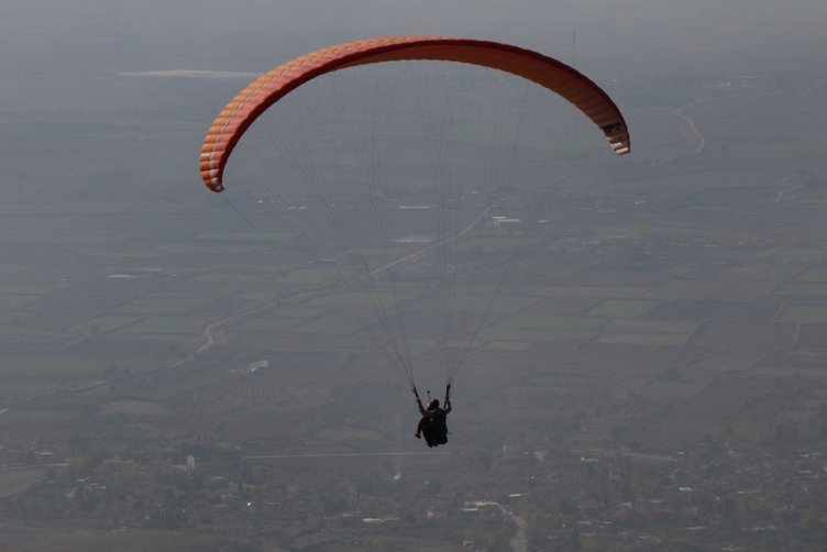 Çinli turistler Pamukkale’de yamaç paraşütü yapmadan ülkelerine dönmüyor