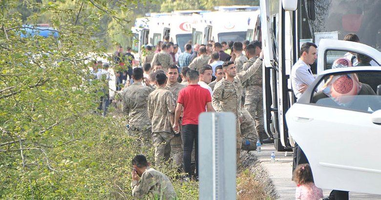 Çanakkale’de törenden dönen askerleri taşıyan otobüs devrildi