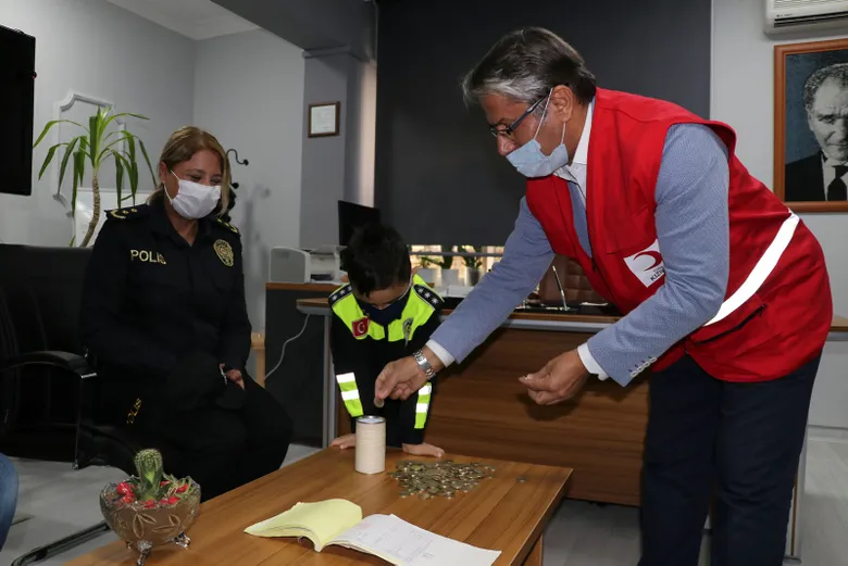 Aydın’da göz yaşartan davranış! 5 yaşındaki çocuk, kumbarasındaki parayı Ayda için bağışladı