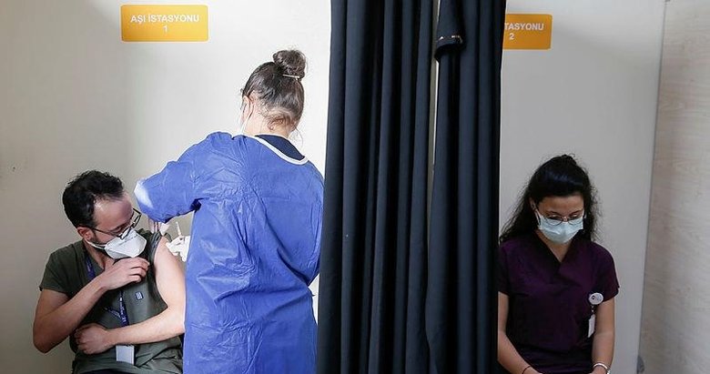 İzmir’de CoronaVac aşısının ikinci dozu sağlık çalışanlarına yapılmaya başlandı