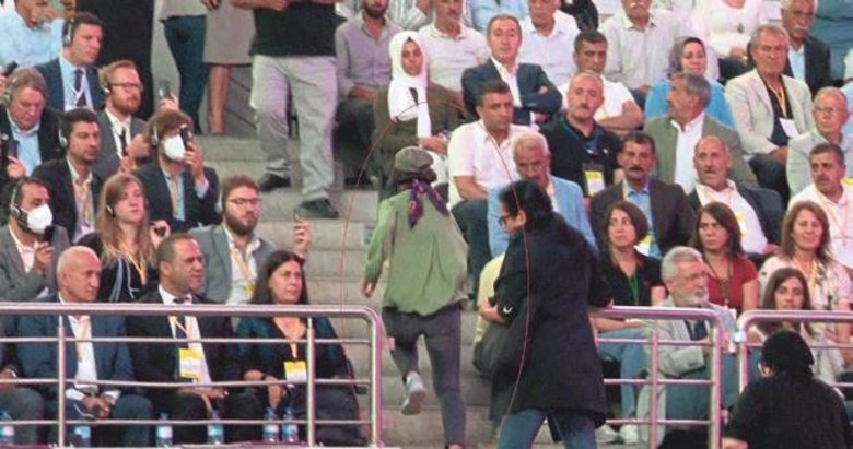 HDP kongresinde Öcalan posteri açmaya çalıştılar