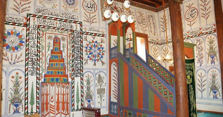 Çivi kullanılmadan yapılan tarihi ahşap cami yıllara meydan okuyor