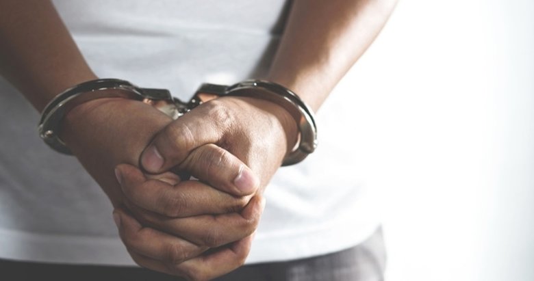 İzmir’de trafik tartışması: Sürücüye ve araca saldırdılar