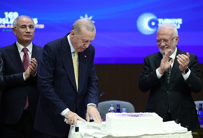 Başkan Erdoğan’dan Özgür Özel’e çok sert tepki: Ayaklarını denk al, haddini bileceksin