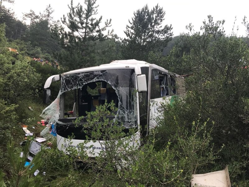 Bursa’da cenazeye gidenlerin bulunduğu otobüs devrildi