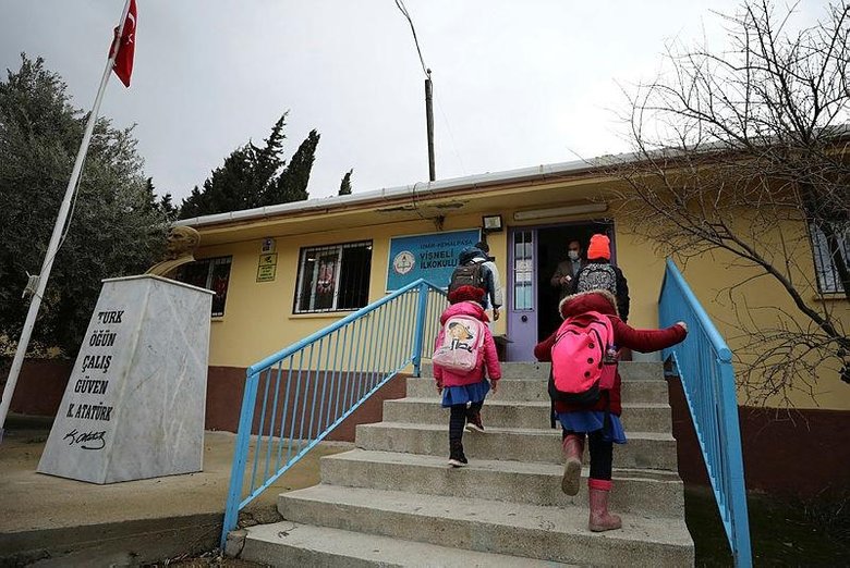 İzmir’de yüz yüze eğitim yeniden başladı! Teneffüste sosyal mesafeli oyun