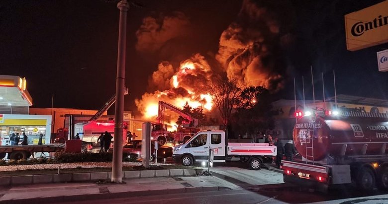 İzmir’de lastik deposunda büyük yangın