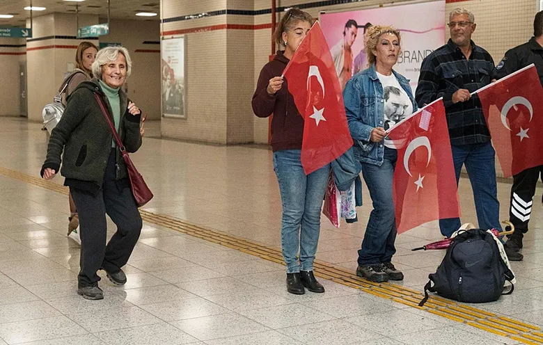 izmir-metrosunda-29-ekim-coskusu-izmirliler-marslara-ve-sarkilara-eslik-etti-1793263591695.png