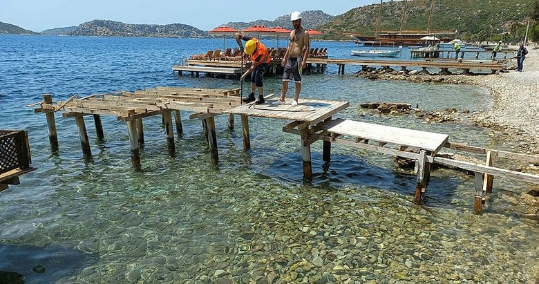 Ünlülerin favori kıyılarında iskele temizliği