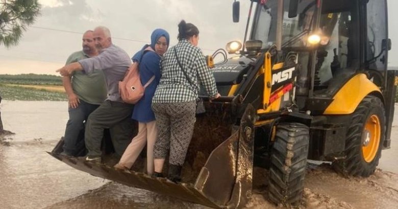 Sel sularının sürüklediği otobüste mahsur kalan 28 yolcu kurtarıldı