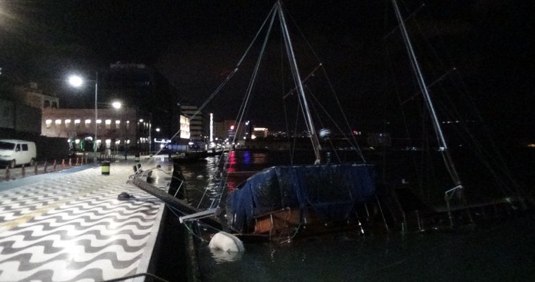 İzmir’de fırtına nedeniyle, tekne yan yattı