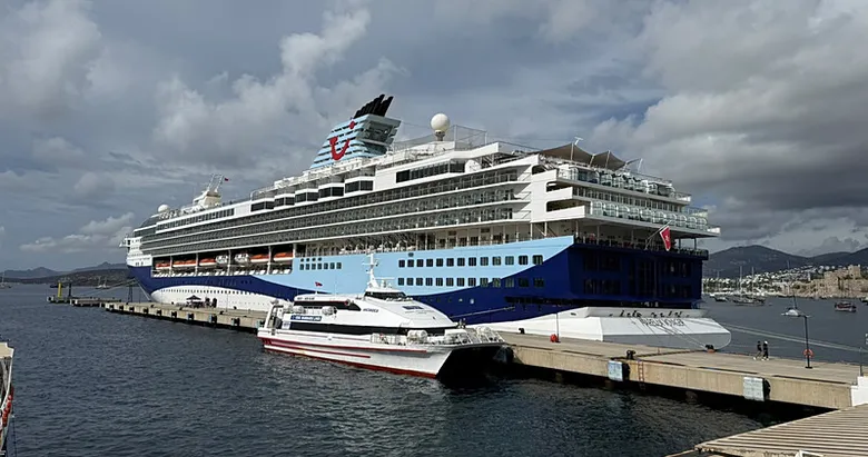 Bodrum’a Marella Voyager kruvaziyeri demir attı! 1850 turist ilçeyi gezdi
