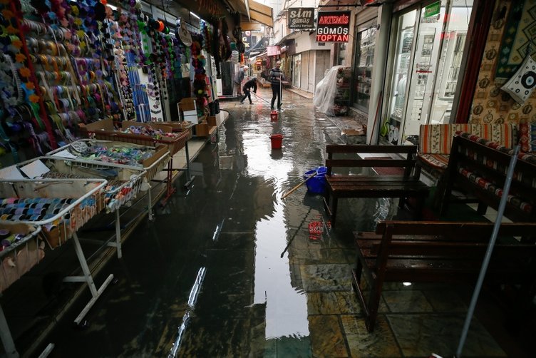 İzmir Kemeraltı Çarşısı’nı su bastı