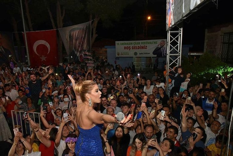 İzmir ve Menemen çilek festivaline akın etti