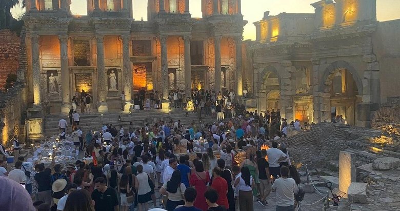 Efes’te turistik yol kazası