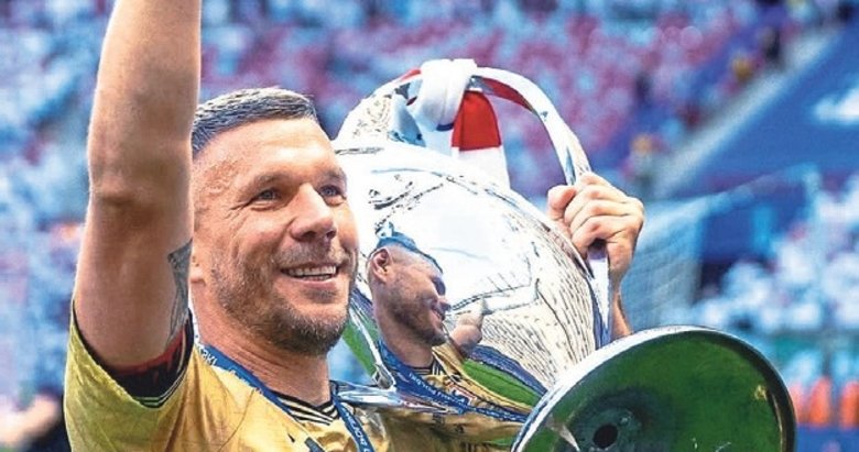 40 yaşındaki Podolski 54 yıl sonra ilki yaşattı