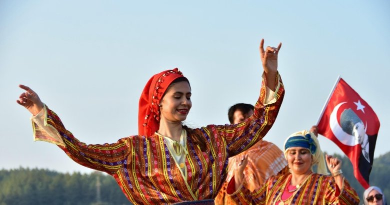 Restoran uçağın kanadındaki zeybek gösterisi renkli görüntülere sahne oldu
