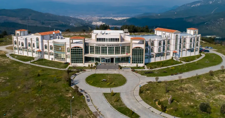 İzmir’in iki üniversitesi en iyiler arasında