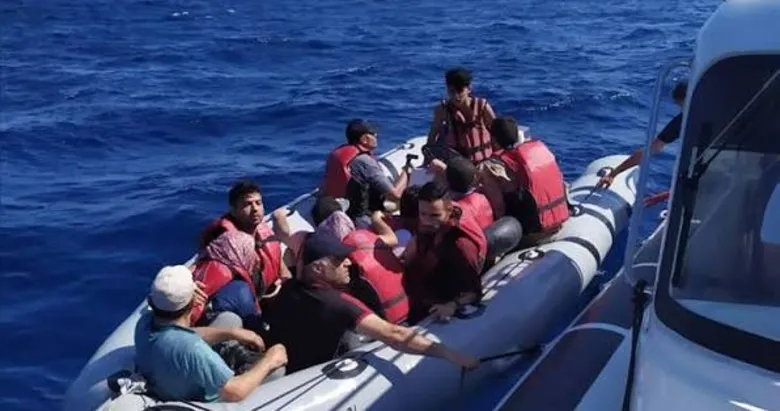 Çeşme açıklarında lastik bottaki 16 düzensiz göçmen karaya çıkarıldı